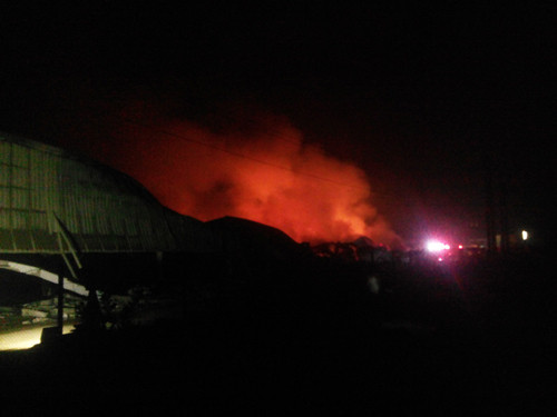 Trong khói lửa, toàn bộ diện tích nhà xưởng đã sập đổ hoàn toàn. Ảnh: Minh Đức. a