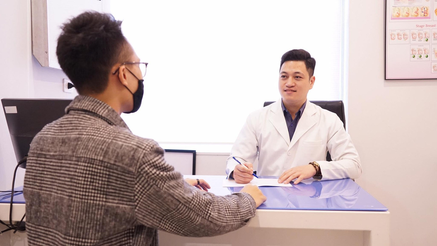 ThS.BS Nguyễn Văn Đức tư vấn cho bệnh nhân