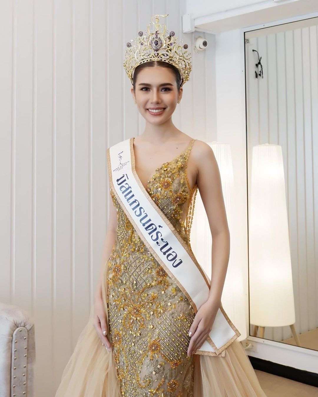 Bam Phailin Wongsa (trái) bị tước vương miện vì mang thai. Á hậu 1 Miss Grand Ranong 2024 - Stepkamp Komkam (phải) là người được đôn lên thay thế.
