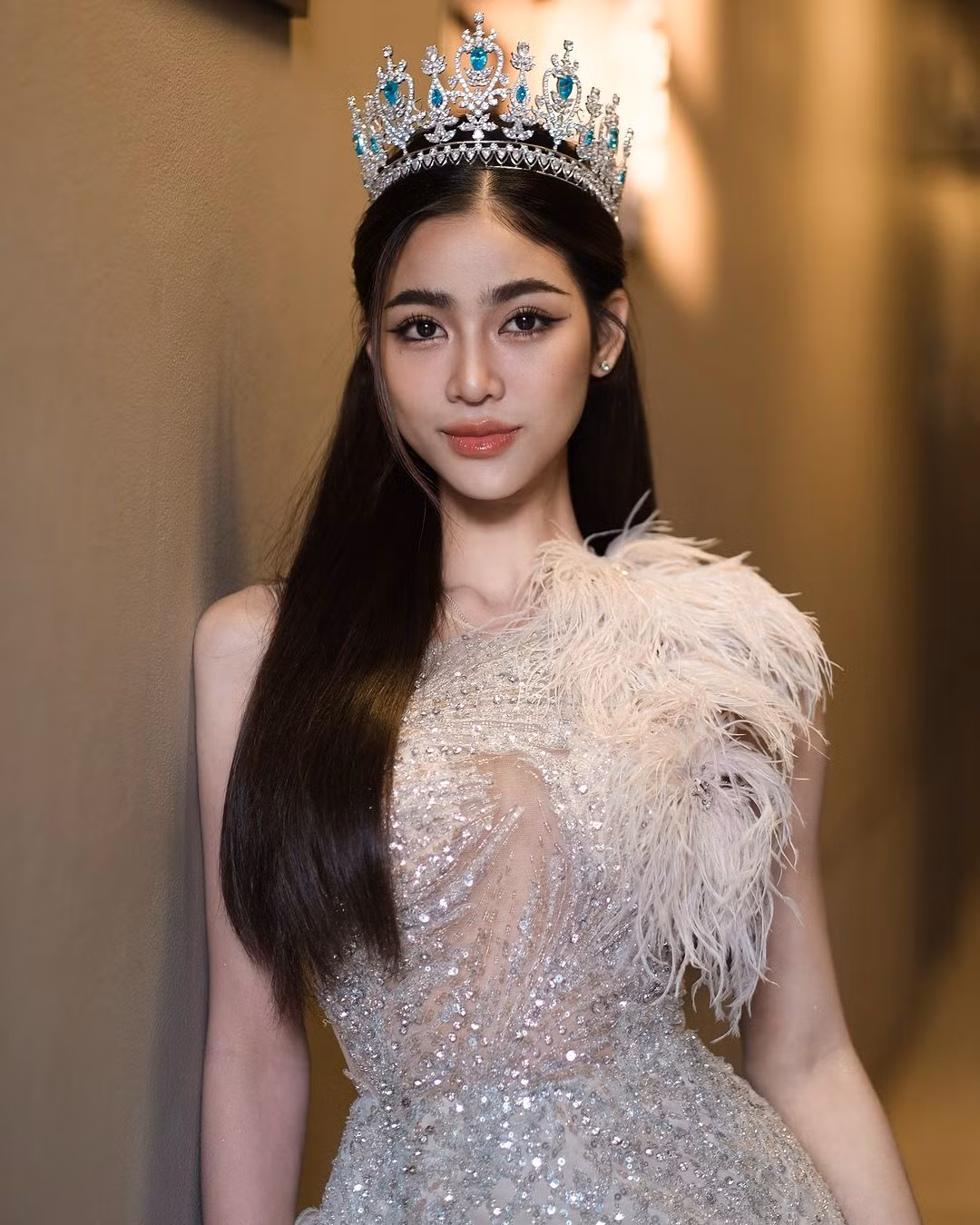 Bam Phailin Wongsa (trái) bị tước vương miện vì mang thai. Á hậu 1 Miss Grand Ranong 2024 - Stepkamp Komkam (phải) là người được đôn lên thay thế.