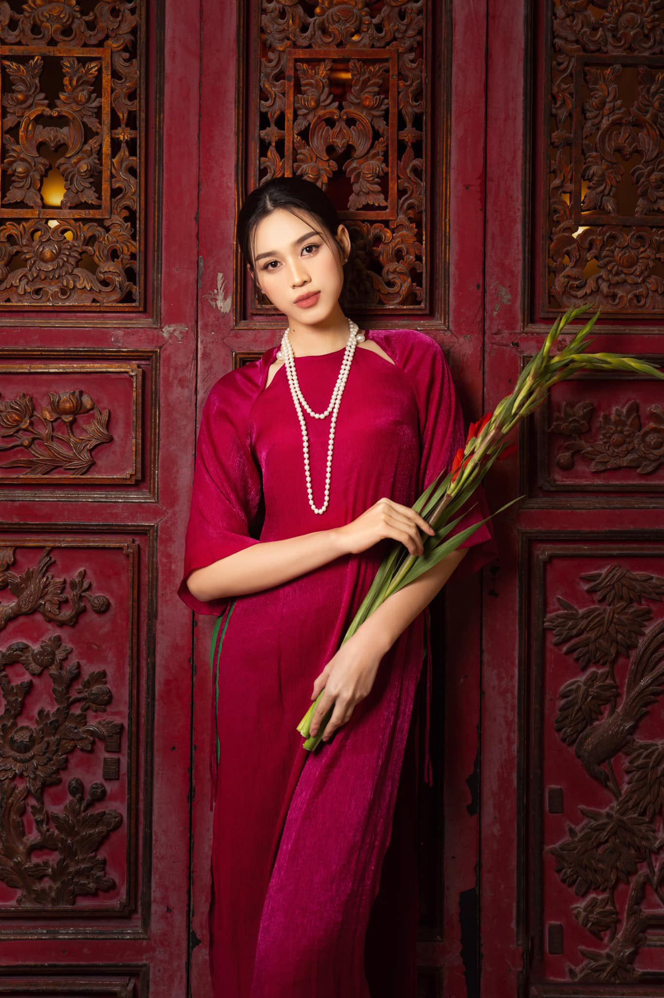 Người đẹp Thanh Hoá yêu thích những mẫu áo dài đơn sắc, lụa trơn để tôn lên vẻ đẹp thanh lịch. Người đẹp Thanh Hoá yêu thích những mẫu áo dài đơn sắc, lụa trơn để tôn lên vẻ đẹp thanh lịch.