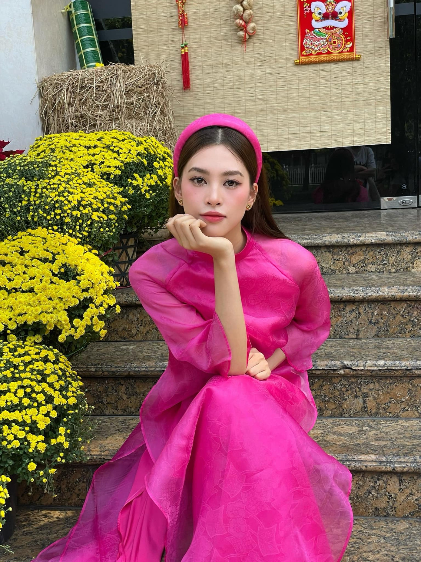 Hoa hậu Tiểu Vy cũng yêu thích áo dài tông màu đỏ, hồng có kiểu dáng hiện đại. Hoa hậu Tiểu Vy cũng yêu thích áo dài tông màu đỏ, hồng có kiểu dáng hiện đại.