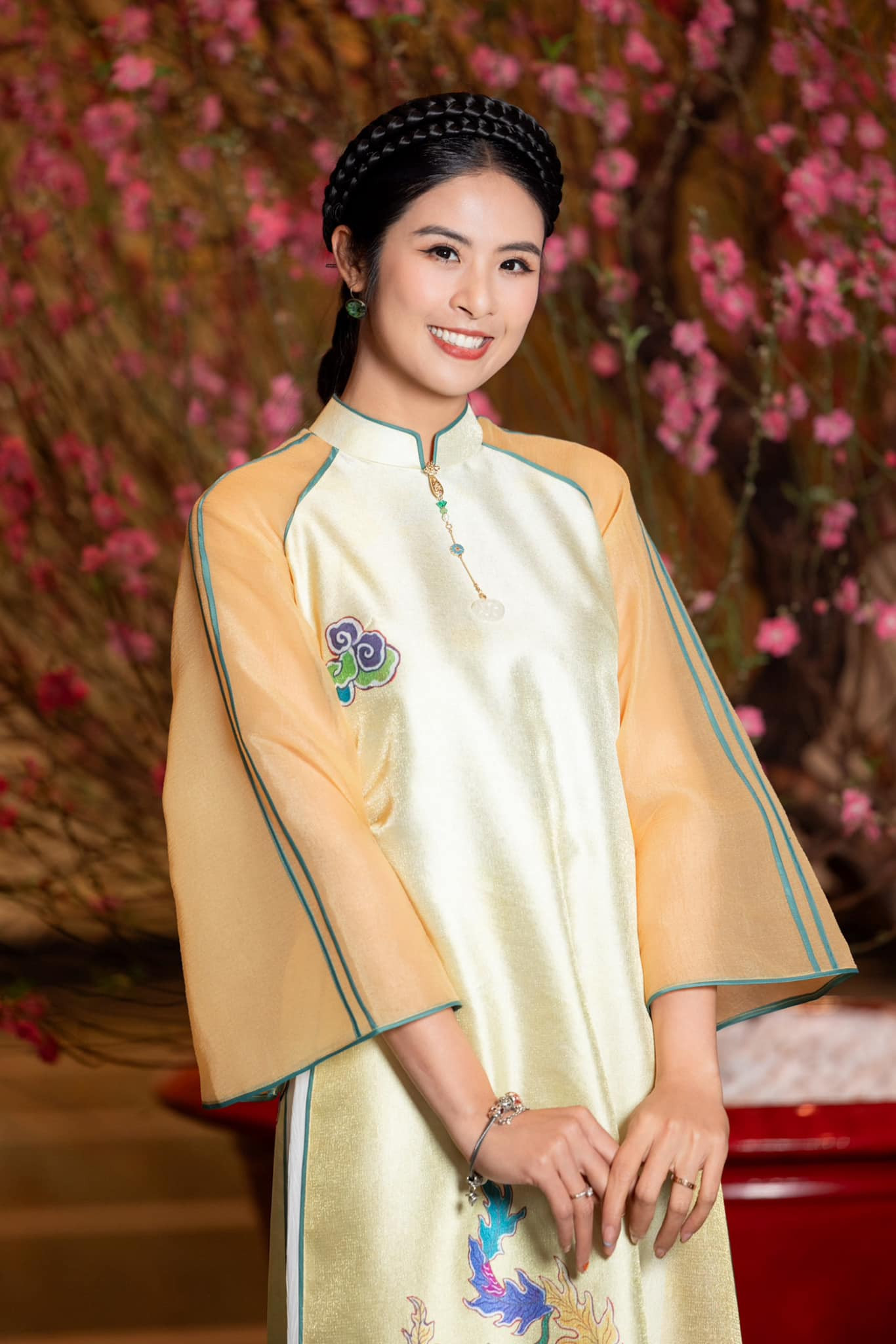 Là nhà thiết kế áo dài nên Hoa hậu Ngọc Hân thử sức với nhiều loại trang phục áo dài khác nhau. Cô yêu thích các thiết kế với form dáng cổ điển, hoa văn truyền thống. Là nhà thiết kế áo dài nên Hoa hậu Ngọc Hân thử sức với nhiều loại trang phục áo dài khác nhau. Cô yêu thích các thiết kế với form dáng cổ điển, hoa văn truyền thống.