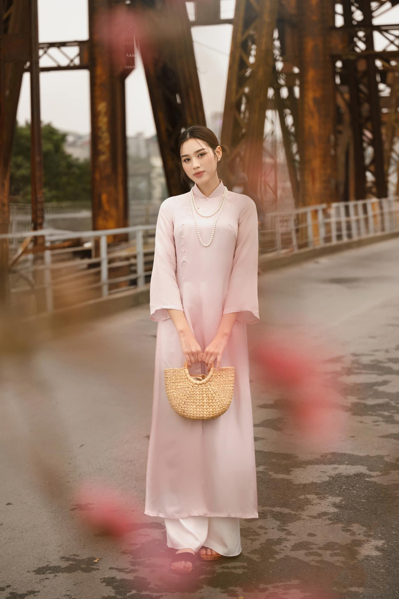 Hoa hậu Đỗ Thị Hà nền nã với áo dài tông màu hồng pastel khi chụp ảnh Tết trên cầu Long Biên, Hà Nội. Người đẹp chọn cách trang điểm, làm tóc nhẹ nhàng, cổ điển. Hoa hậu Đỗ Thị Hà nền nã với áo dài tông màu hồng pastel khi chụp ảnh Tết trên cầu Long Biên, Hà Nội. Người đẹp chọn cách trang điểm, làm tóc nhẹ nhàng, cổ điển.
