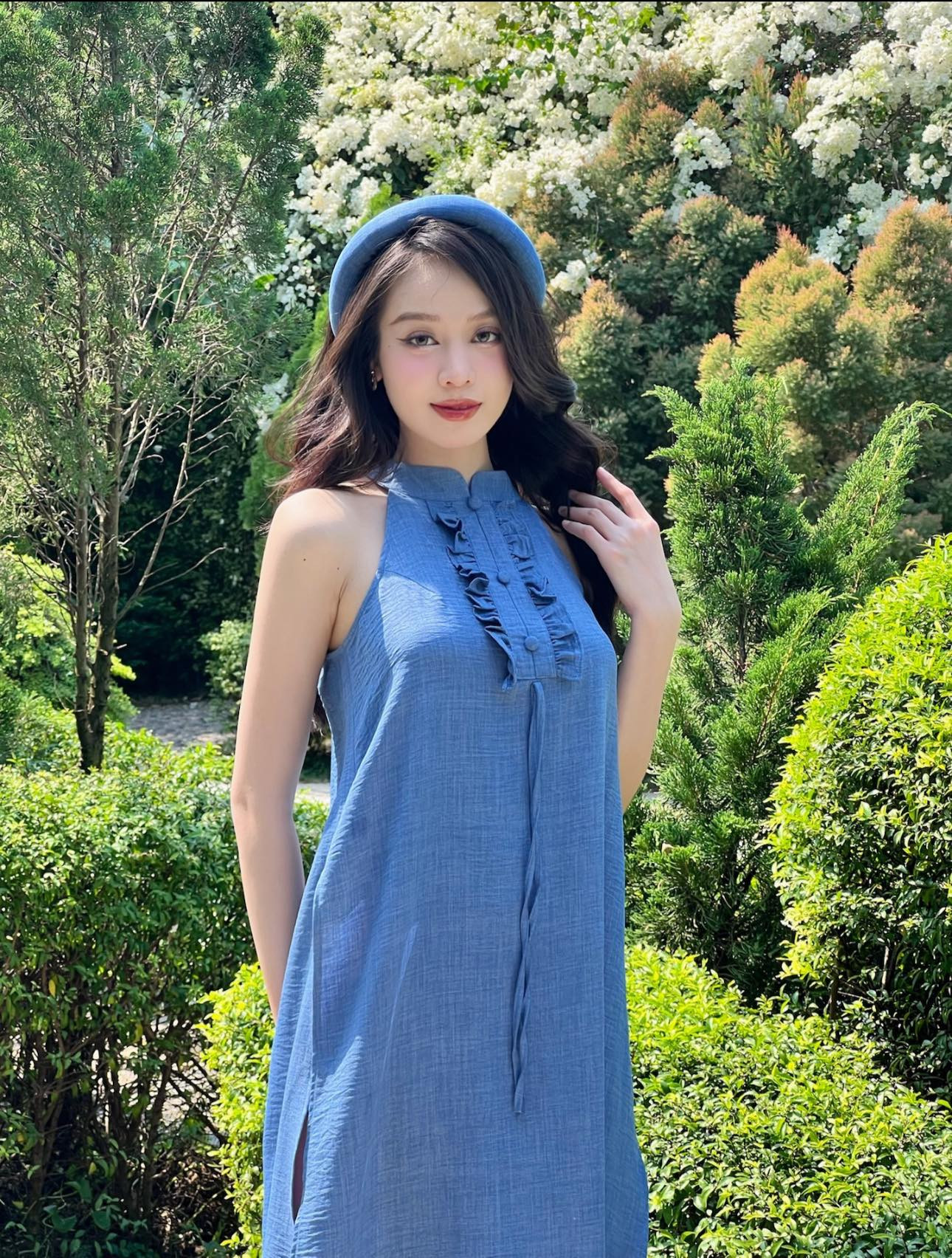 Hoa hậu Thanh Thủy mặc áo dài kiểu cổ yếm hiện đại, kết hợp khăn đóng. Hoa hậu Thanh Thủy mặc áo dài kiểu cổ yếm hiện đại, kết hợp khăn đóng.