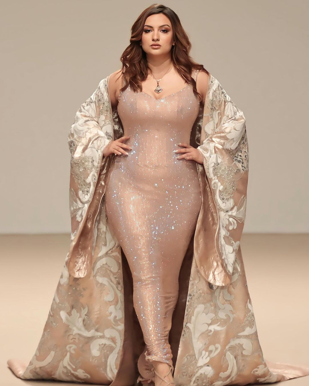 Jane Dipika Garrett trình diễn tại Tuần lễ thời trang Dubai.