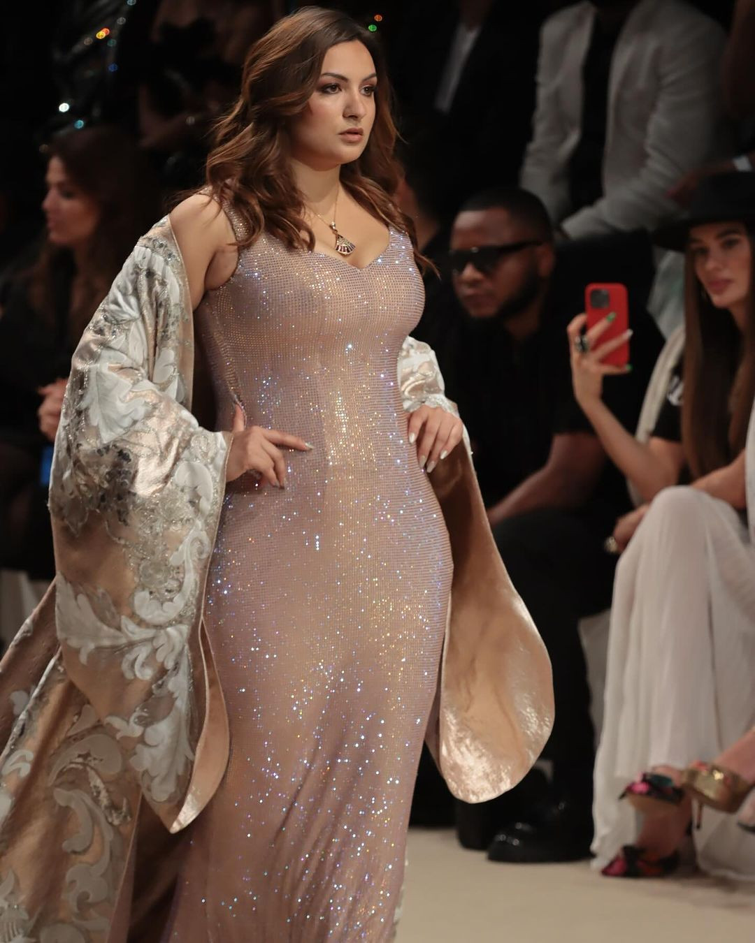 Jane Dipika Garrett trình diễn tại Tuần lễ thời trang Dubai.