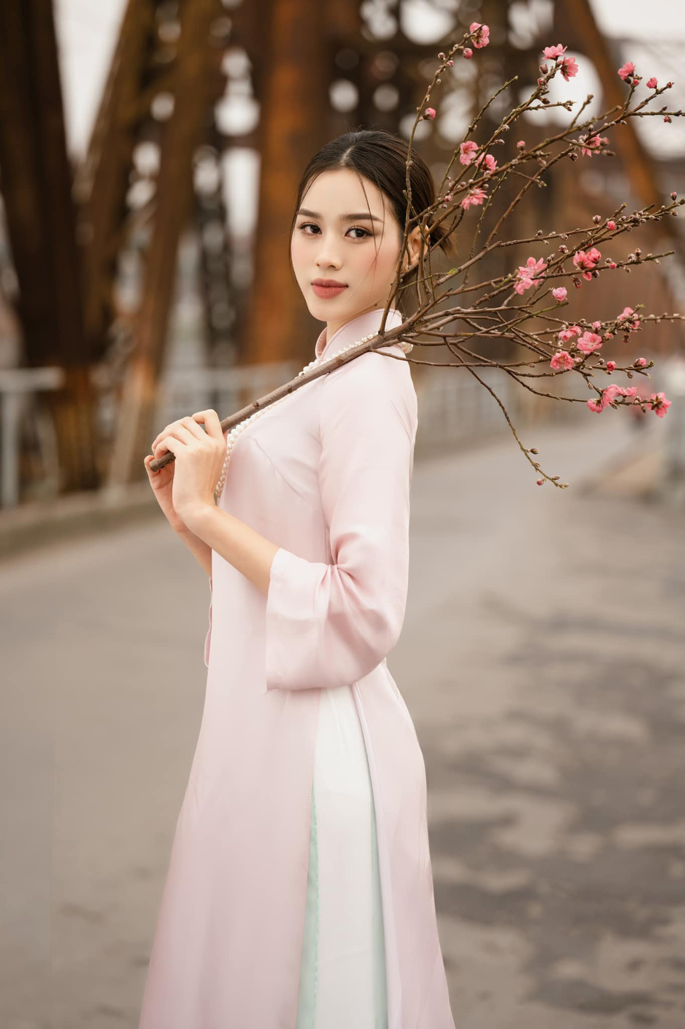Hoa hậu Đỗ Thị Hà nền nã với áo dài tông màu hồng pastel khi chụp ảnh Tết trên cầu Long Biên, Hà Nội. Người đẹp chọn cách trang điểm, làm tóc nhẹ nhàng, cổ điển. Hoa hậu Đỗ Thị Hà nền nã với áo dài tông màu hồng pastel khi chụp ảnh Tết trên cầu Long Biên, Hà Nội. Người đẹp chọn cách trang điểm, làm tóc nhẹ nhàng, cổ điển.