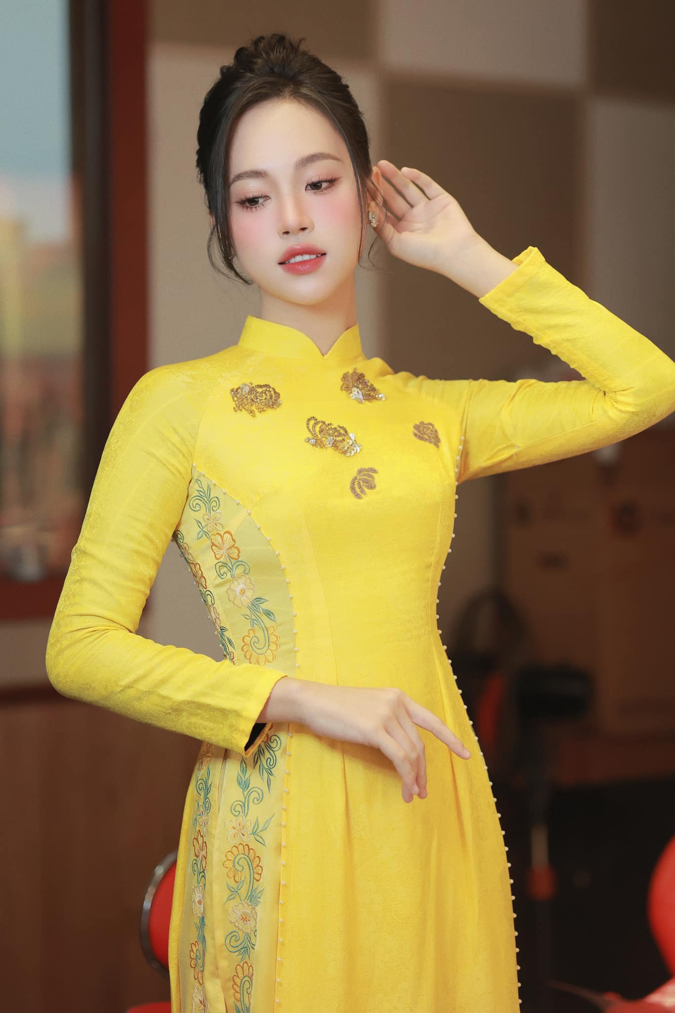 Á hậu Trịnh Thùy Linh chọn áo dài tông màu vàng rực rỡ và phong cách trang điểm tông nude nhẹ nhàng. Á hậu Trịnh Thùy Linh chọn áo dài tông màu vàng rực rỡ và phong cách trang điểm tông nude nhẹ nhàng.