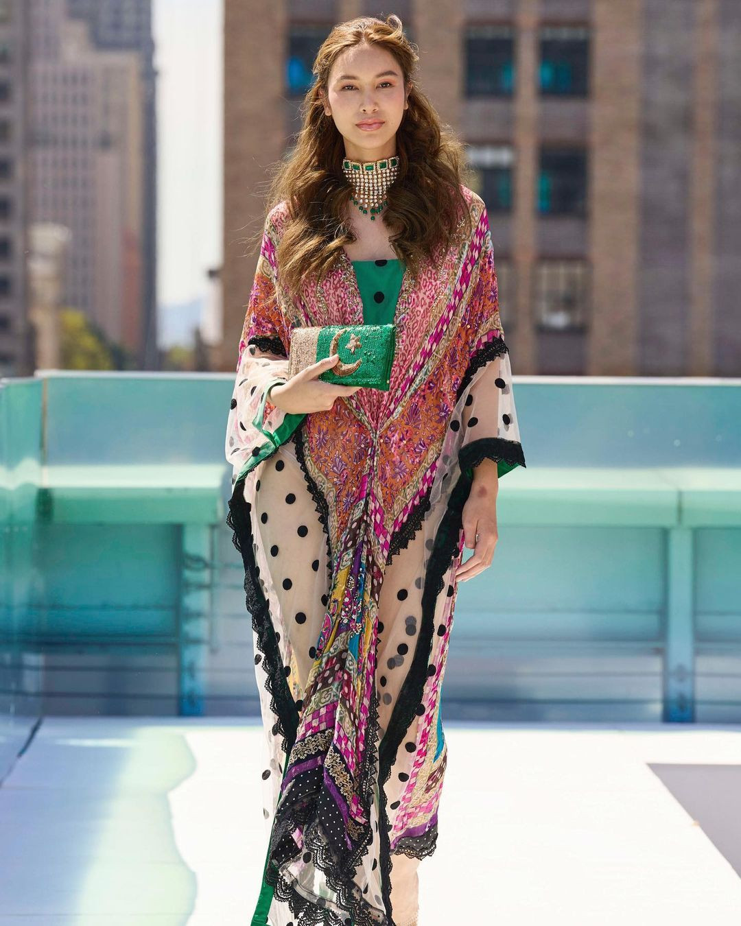 Ngoài công việc tiếp viên hàng không, Saruda Panyakham còn trình diễn cho nhiều tuần lễ thời trang.