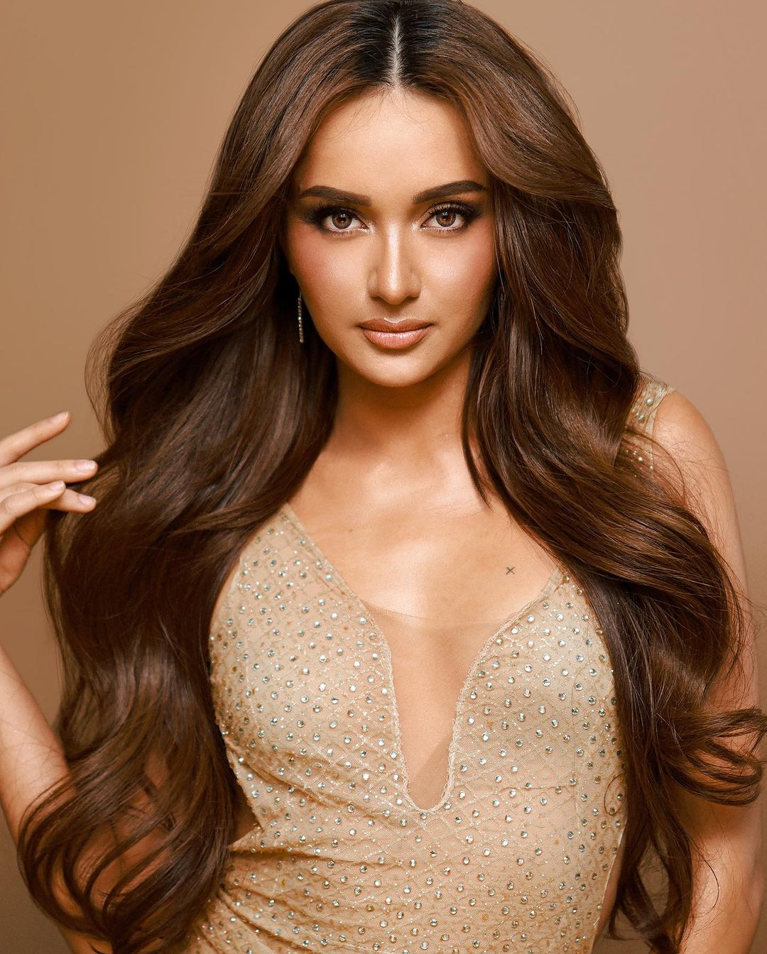 Người đẹp cũng gây chú ý không kém là Ahtisa Manalo - Á hậu 1 Hoa hậu Quốc tế 2018. Việc Ahtisa quyết định từ bỏ danh hiệu á hậu quốc tế để tham dự cuộc thi nhan sắc cấp quốc gia đang gây tranh cãi. Người đẹp cũng gây chú ý không kém là Ahtisa Manalo - Á hậu 1 Hoa hậu Quốc tế 2018. Việc Ahtisa quyết định từ bỏ danh hiệu á hậu quốc tế để tham dự cuộc thi nhan sắc cấp quốc gia đang gây tranh cãi.