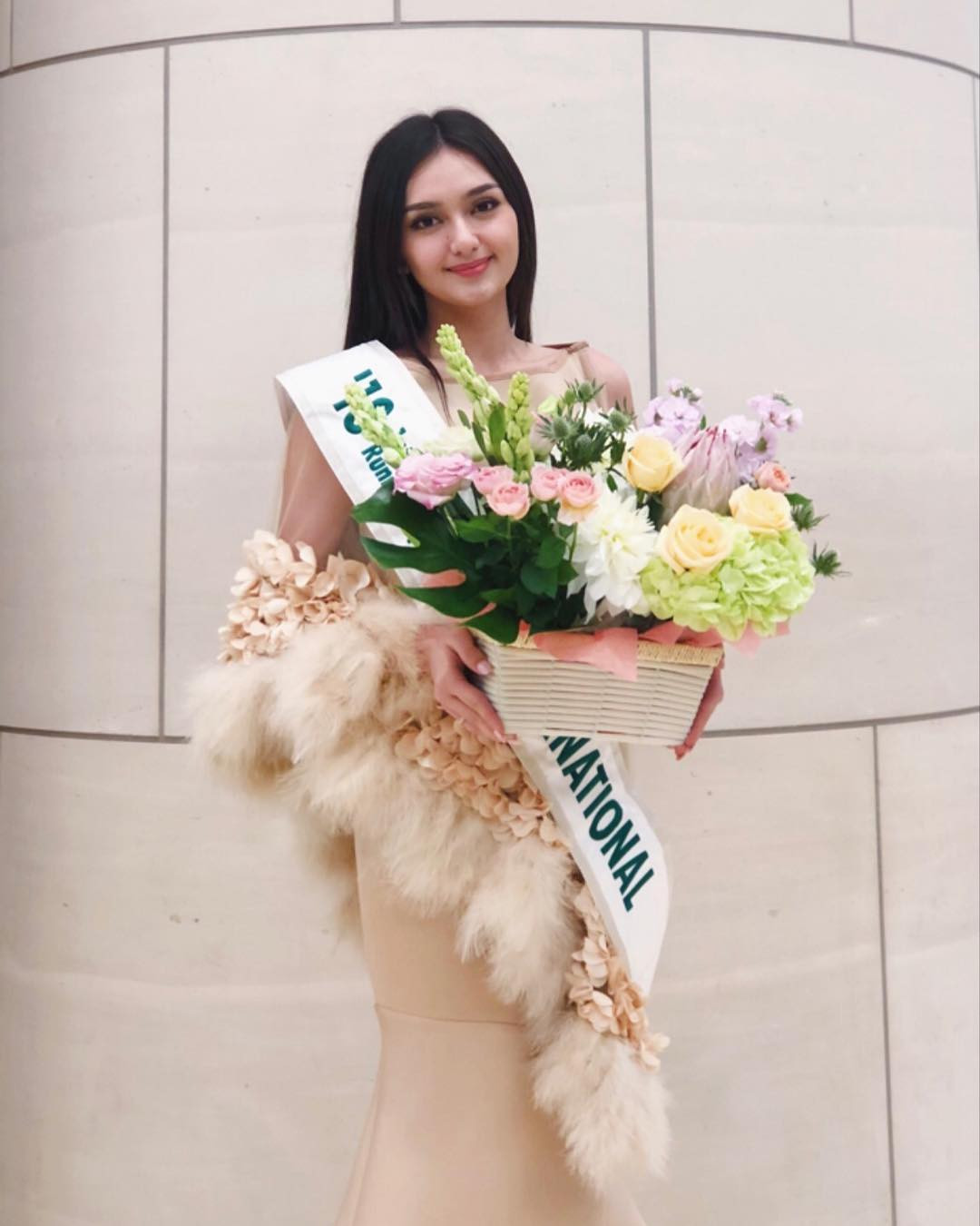 Ahtisa Manalo sinh năm 1997 tại Candelaria, Quezon. Cô tốt nghiệp chuyên ngành kế toán và đã theo đuổi lĩnh vực này nhiều năm nay. Ahtisa Manalo cao 1,73 m, có thân hình quyến rũ. Cô từng tham gia cuộc thi Binibining Pilipinas - Hoa hậu Philippines 2018 và dừng chân ở vị trí Á hậu 2. Ahtisa Manalo sinh năm 1997 tại Candelaria, Quezon. Cô tốt nghiệp chuyên ngành kế toán và đã theo đuổi lĩnh vực này nhiều năm nay. Ahtisa Manalo cao 1,73 m, có thân hình quyến rũ. Cô từng tham gia cuộc thi Binibining Pilipinas - Hoa hậu Philippines 2018 và dừng chân ở vị trí Á hậu 2.