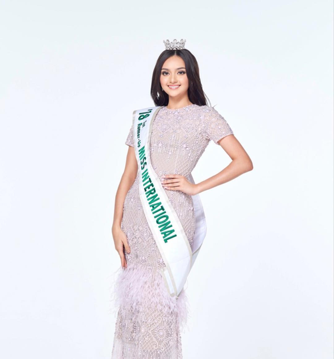 Ahtisa Manalo sinh năm 1997 tại Candelaria, Quezon. Cô tốt nghiệp chuyên ngành kế toán và đã theo đuổi lĩnh vực này nhiều năm nay. Ahtisa Manalo cao 1,73 m, có thân hình quyến rũ. Cô từng tham gia cuộc thi Binibining Pilipinas - Hoa hậu Philippines 2018 và dừng chân ở vị trí Á hậu 2. Ahtisa Manalo sinh năm 1997 tại Candelaria, Quezon. Cô tốt nghiệp chuyên ngành kế toán và đã theo đuổi lĩnh vực này nhiều năm nay. Ahtisa Manalo cao 1,73 m, có thân hình quyến rũ. Cô từng tham gia cuộc thi Binibining Pilipinas - Hoa hậu Philippines 2018 và dừng chân ở vị trí Á hậu 2.