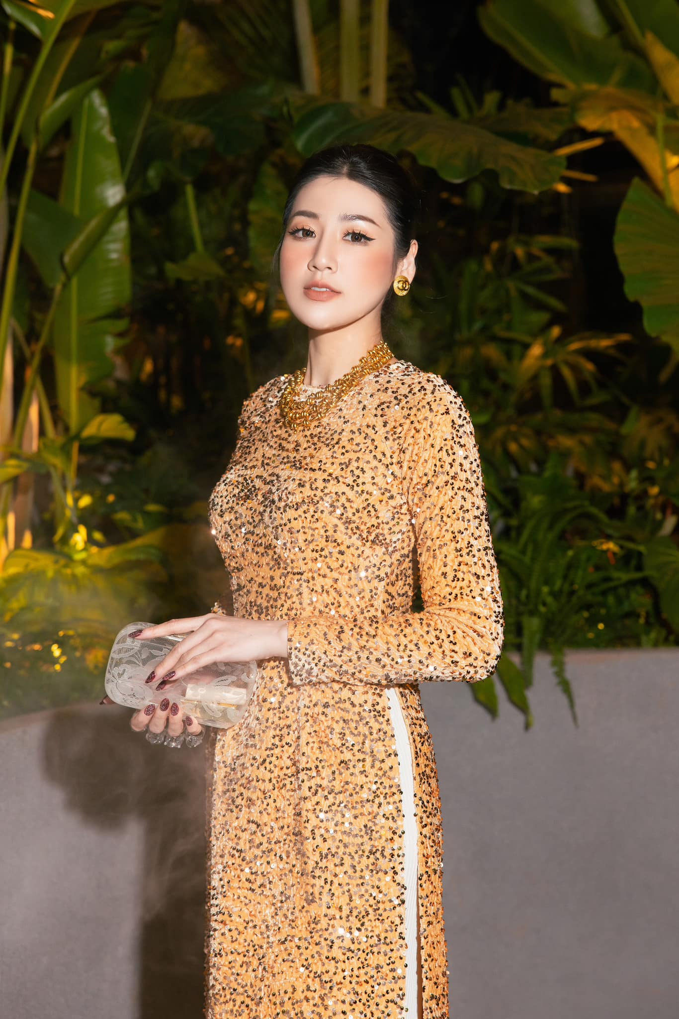 Á hậu Tú Anh ưa chuộng áo dài đính kết kim sa hiện đại. Á hậu Tú Anh ưa chuộng áo dài đính kết kim sa hiện đại.