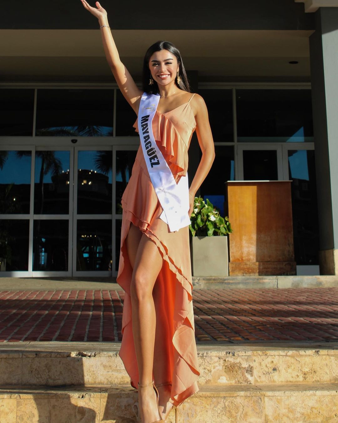 Người đẹp có chiều cao 1,75 m và hình thể khỏe khoắn, nóng bỏng đậm chất Latinh.