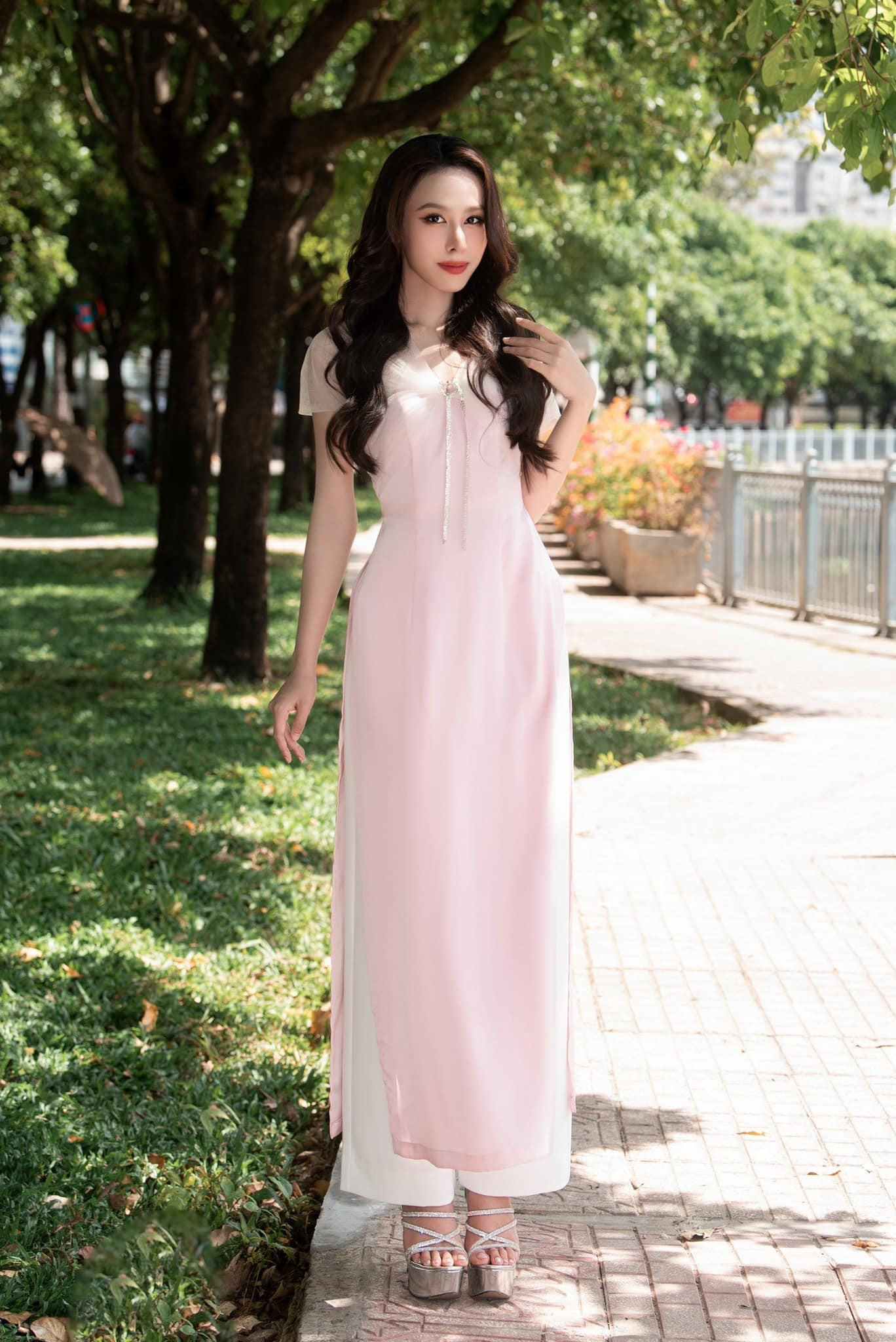 Á hậu Ngọc Hằng chọn áo dài cách điệu mang hơi thở hiện đại. Á hậu Ngọc Hằng chọn áo dài cách điệu mang hơi thở hiện đại.