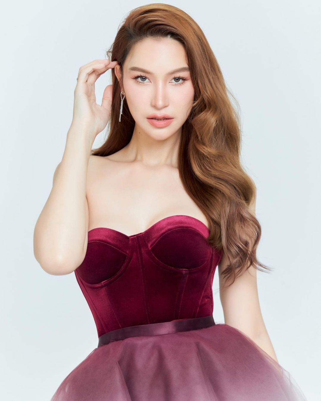 Nhiều người cho rằng Saruda Panyakham quá vui mừng và xúc động vì sau năm lần miệt mài dự thi Hoa hậu chuyển giới Thái Lan thì cuối cùng cô đã đăng quang.