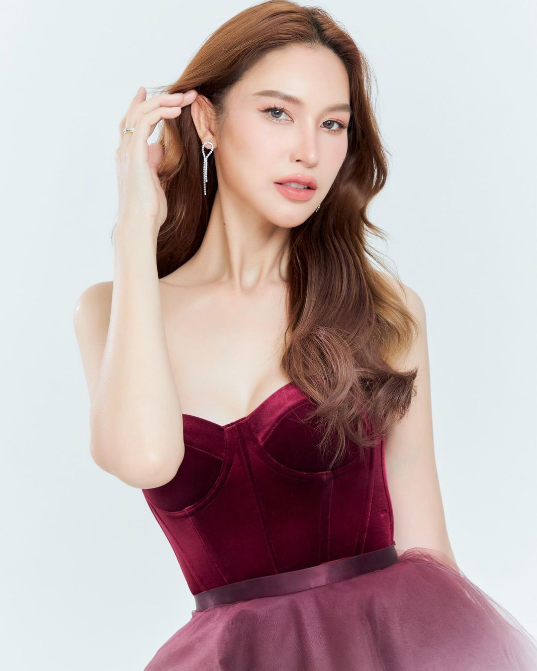 Nhiều người cho rằng Saruda Panyakham quá vui mừng và xúc động vì sau năm lần miệt mài dự thi Hoa hậu chuyển giới Thái Lan thì cuối cùng cô đã đăng quang.