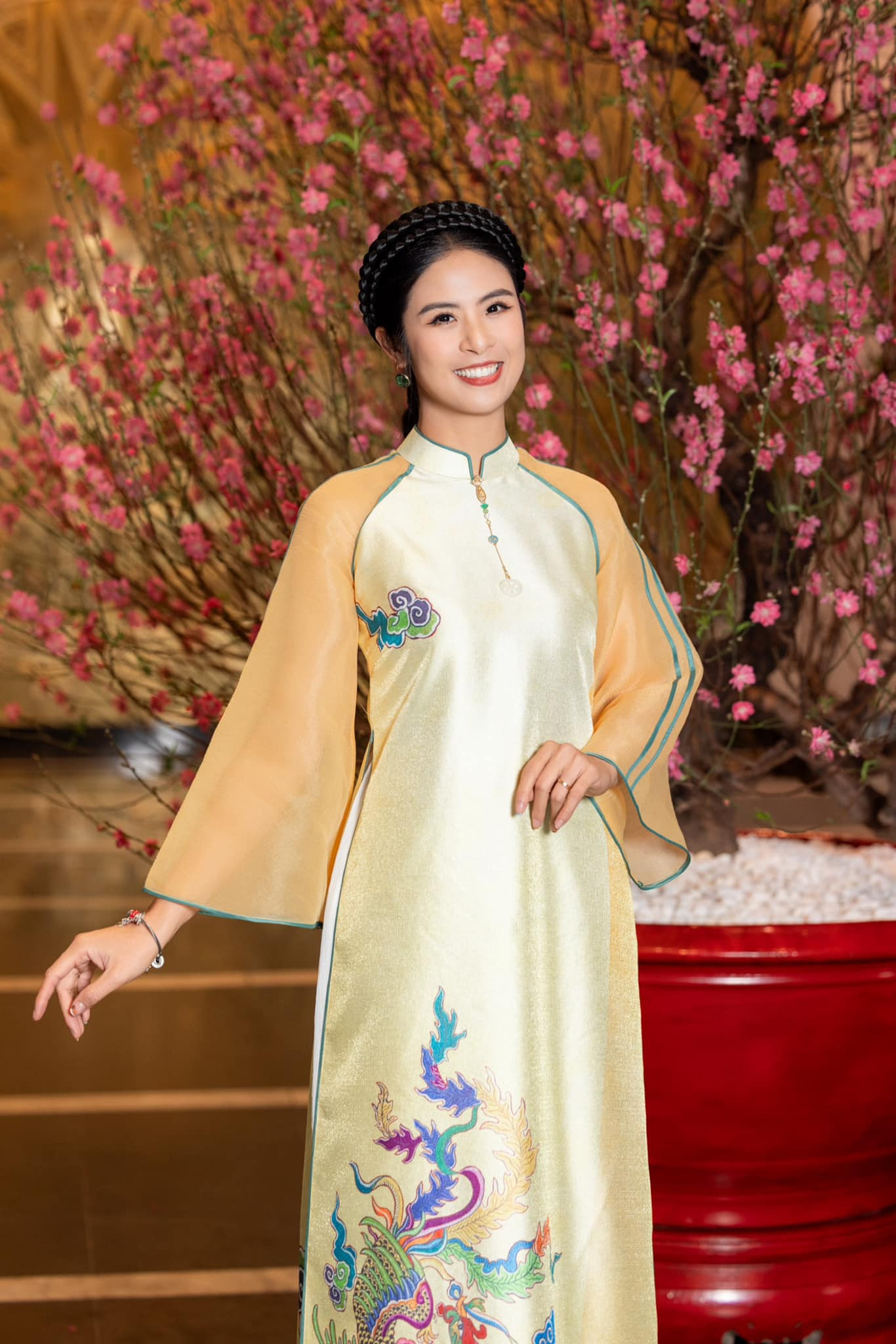 Là nhà thiết kế áo dài nên Hoa hậu Ngọc Hân thử sức với nhiều loại trang phục áo dài khác nhau. Cô yêu thích các thiết kế với form dáng cổ điển, hoa văn truyền thống. Là nhà thiết kế áo dài nên Hoa hậu Ngọc Hân thử sức với nhiều loại trang phục áo dài khác nhau. Cô yêu thích các thiết kế với form dáng cổ điển, hoa văn truyền thống.