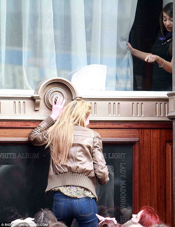 Một phụ nữ quá khích thậm chí trèo lên tường của khách sạn