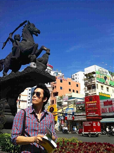 Song Seung Hun trẻ trung khi diện áo sơ mi chấm bi Và ngọt ngào lãng mạn với sơ mi màu hồng nhạt Mặc sơ mi kẻ ca rô, trông anh thật hiền. Một Song Seung Hun mạnh mẽ khi diện sơ mi đen. Hay lịch lãm với kiểu sơ mi thắt nơ ở cổ Chiếc áo sơ mi kẻ màu xanh khiến Seung Hun trông khá "ngầu" Một Song Seung Hun đầy quyến rũ Hình ảnh Seung Hun tại Việt Nam