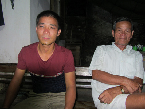 Ngư phủ Vũ Long Biên (trái) kể lại vụ đắm tàu bốn tháng trước. Ngư phủ Vũ Long Biên (trái) kể lại vụ đắm tàu bốn tháng trước