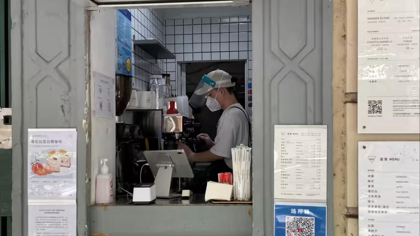 Han Yulong cũng là một người trẻ khởi nghiệp bằng việc mở quán cà phê riêng. - Ảnh: Noriyuki Doi Han Yulong cũng là một người trẻ khởi nghiệp bằng việc mở quán cà phê riêng. - Ảnh: Noriyuki Doi