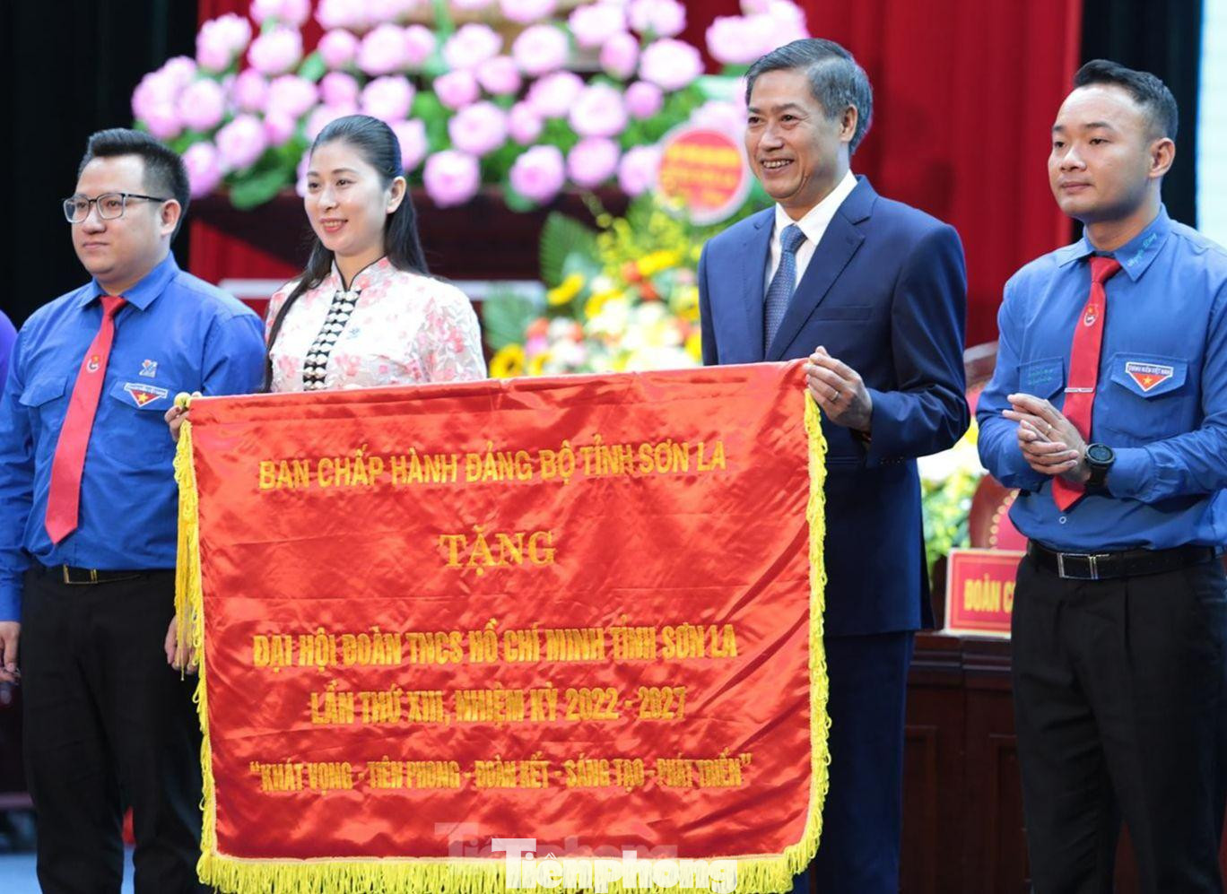 Bí thư Tỉnh ủy Sơn La tặng cờ và tin tưởng Ban chấp hành Tỉnh Đoàn khóa XIII sẽ thực hiện thành công các nhiệm vụ được giao. Ảnh: Hân Nguyễn.