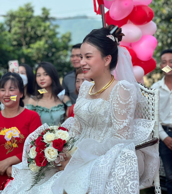 Cô dâu Hoài Thu cười rạng rỡ trên chiếc xe &quot;mui trần&quot; đặc biệt mà chồng dành tặng mình (Ảnh: Phạm Phương Linh).