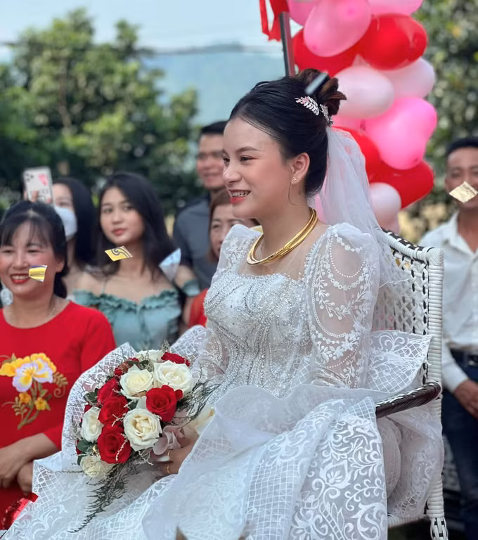 Cô dâu Hoài Thu cười rạng rỡ trên chiếc xe "mui trần" đặc biệt mà chồng dành tặng mình (Ảnh: Phạm Phương Linh). Cô dâu Hoài Thu cười rạng rỡ trên chiếc xe "mui trần" đặc biệt mà chồng dành tặng mình (Ảnh: Phạm Phương Linh).