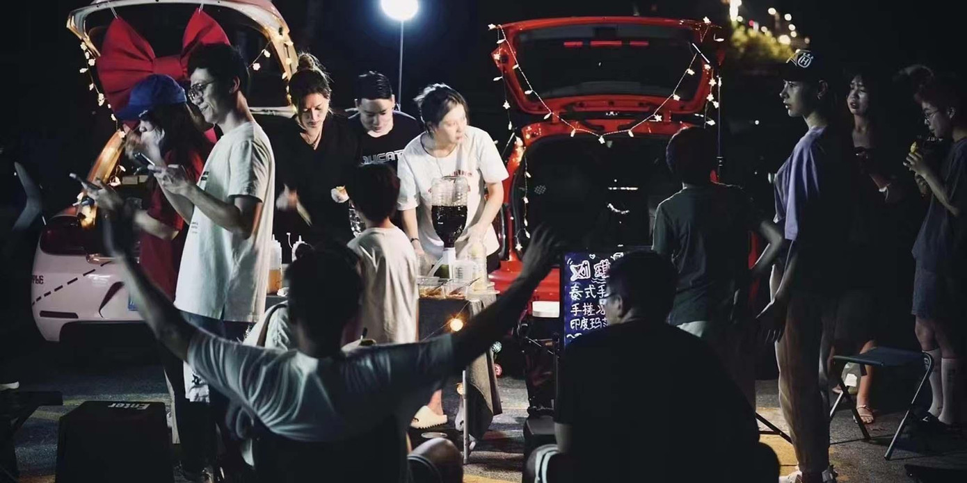 Những người bán hàng rong trẻ tuổi bán nước chanh tự làm và các món tráng miệng ở Thượng Hải hồi tháng 7. Ảnh: Jackie Zhu. Những người bán hàng rong trẻ tuổi bán nước chanh tự làm và các món tráng miệng ở Thượng Hải hồi tháng 7. Ảnh: Jackie Zhu.