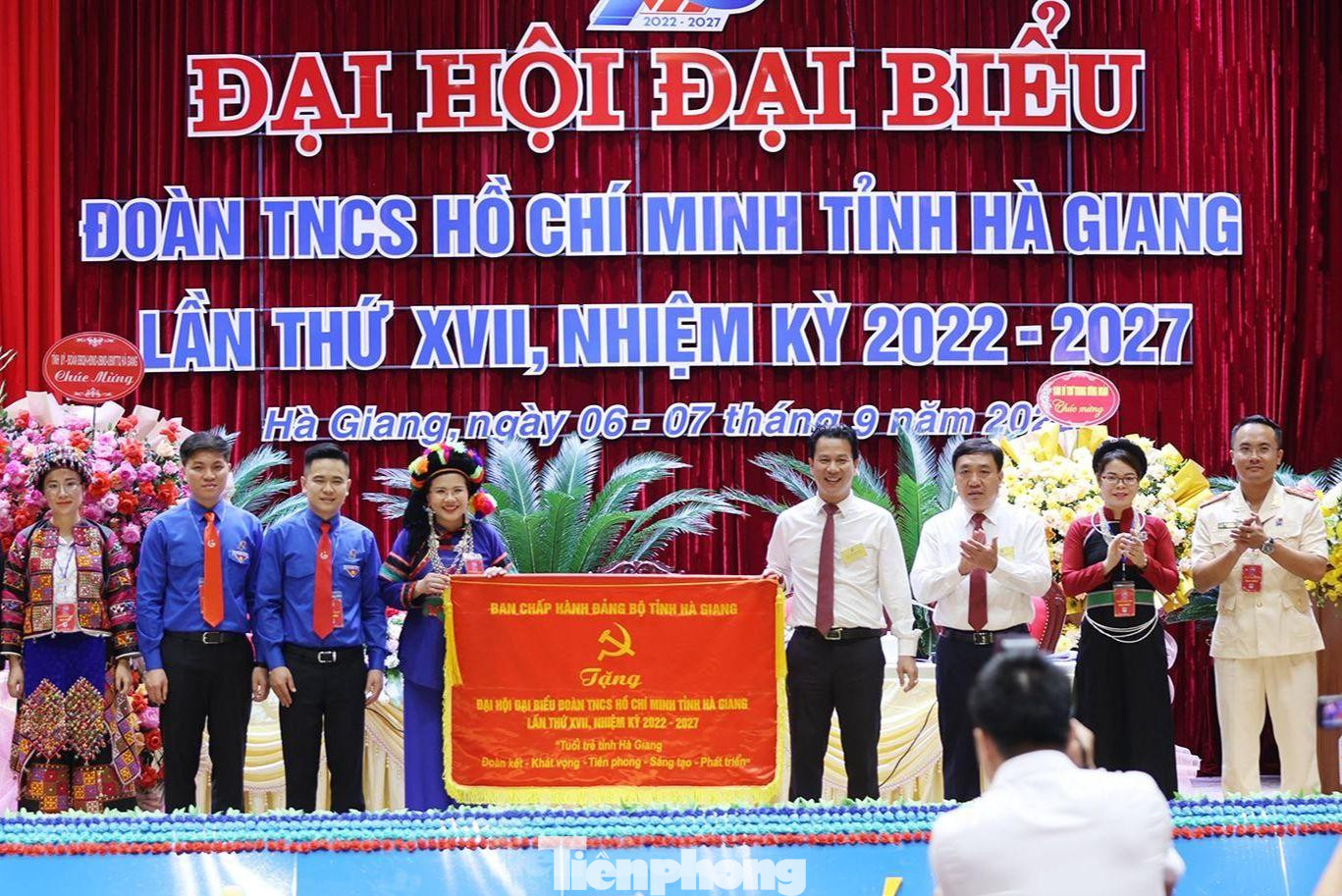 Bí thư Tỉnh ủy Đặng Quốc Khánh cùng các đồng chí lãnh đạo tỉnh đã tặng Đại hội bức trướng với dòng chữ: “Tuổi trẻ tỉnh Hà Giang Đoàn kết - Khát vọng - Tiên phong - Sáng tạo - Phát triển”.