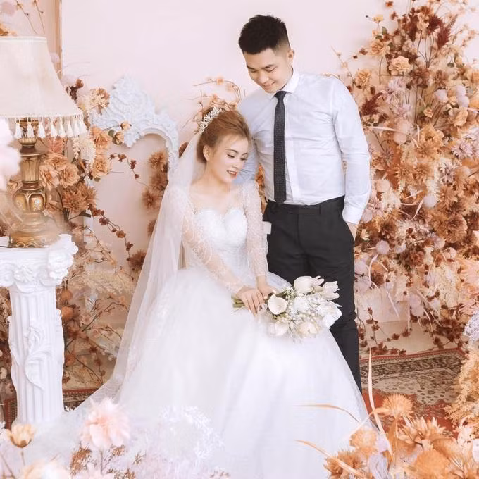 Hoài Thu và Văn Thuận kết hôn sau một năm hẹn hò (Ảnh: NVCC). Hoài Thu và Văn Thuận kết hôn sau một năm hẹn hò (Ảnh: NVCC).