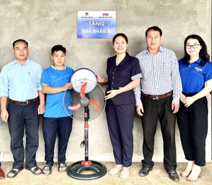 Trao tặng nhà nhân ái Trao tặng nhà nhân ái