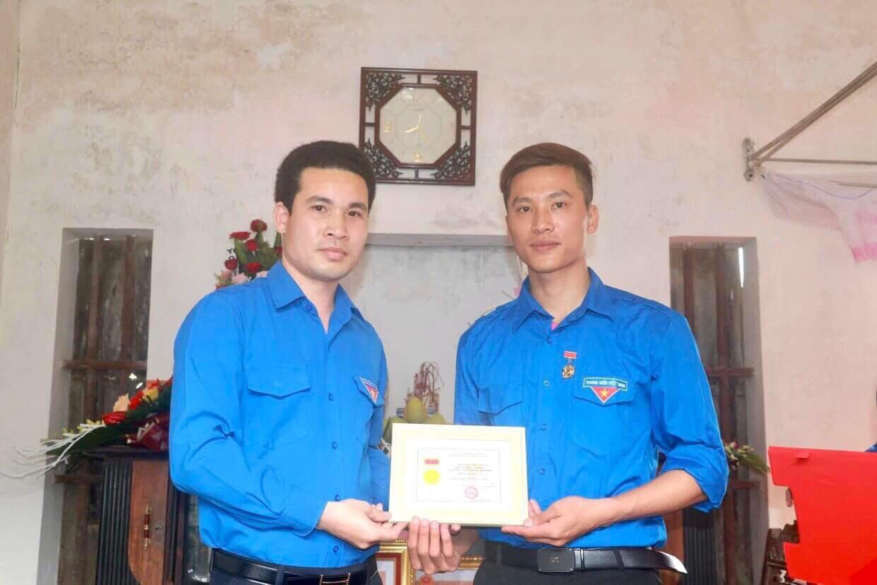 Cuộc vận động Mỗi ngày một tin tốt, mỗi tuần một câu chuyện đẹp trên mạng xã hội được cán bộ, đoàn viên, thanh thiếu nhi hưởng ứng tích cực với hơn 50.000 tin tốt, câu chuyện đẹp đã được đăng tải. Trong ảnh, anh Triệu Văn Thái, Bí thư Tỉnh Đoàn Nam Định trao Bằng khen của Thủ tướng Chính phủ, Huy hiệu "Tuổi trẻ dũng cảm" của Trung ương đoàn và Bằng khen của UBND tỉnh Nam Định cho đoàn viên Nguyễn Đức Chính