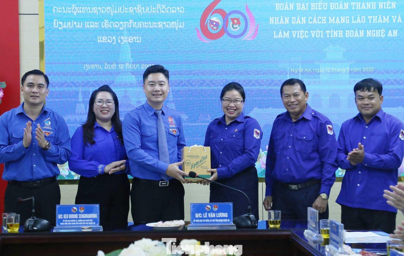 Đoàn Thanh niên Nhân dân cách mạng Lào tặng quà Ban Thường vụ Tỉnh Đoàn Nghệ An.