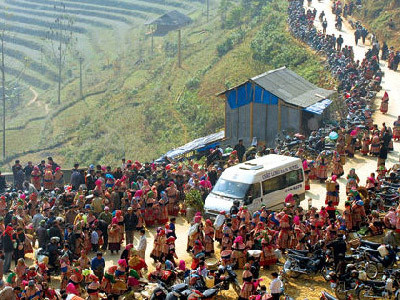 Chợ là ngày hội của huyện Si Ma Cai và các vùng lân cận. Ảnh: sgtt