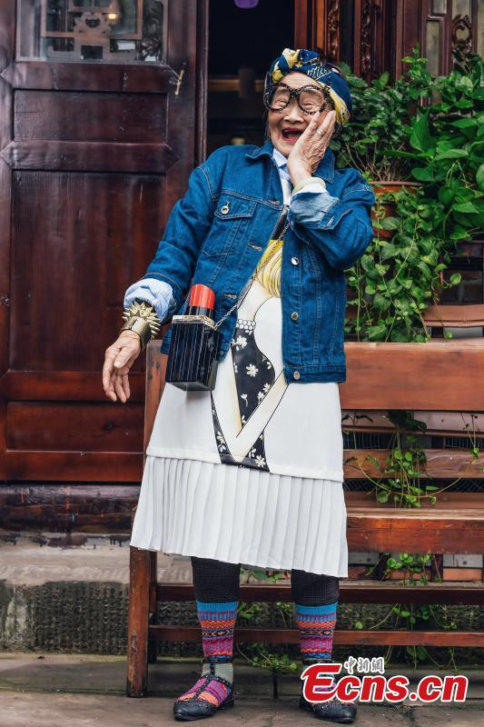 ‘Hội phụ lão’ hồi xuân, chụp ảnh sành điệu như tín đồ thời trang ảnh 7