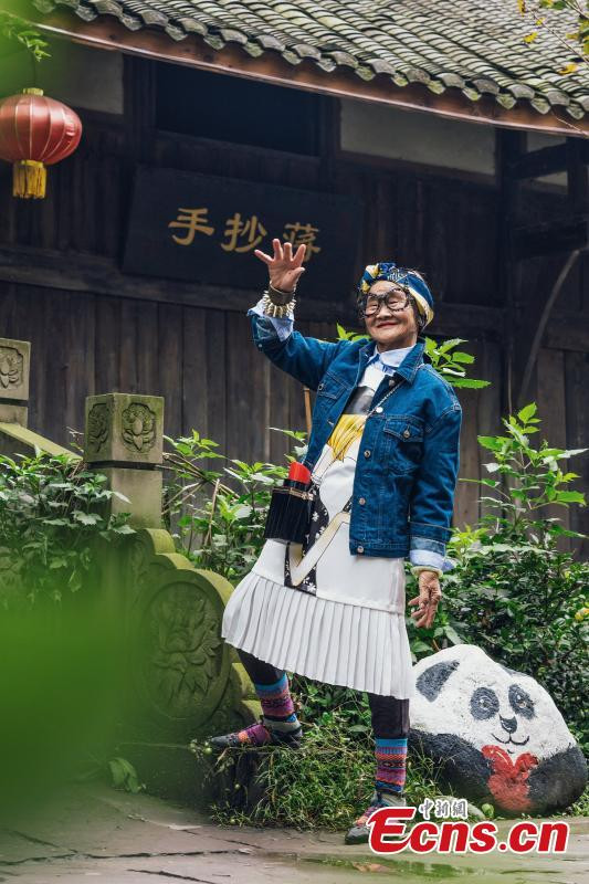 ‘Hội phụ lão’ hồi xuân, chụp ảnh sành điệu như tín đồ thời trang ảnh 6