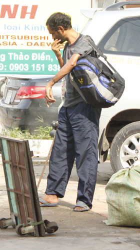 Người đàn ông nằm bất động lúc này đã trở thành người hoàn toàn khỏe mạnh sau khi kết thúc “vai diễn”. Ảnh: Tuổi Trẻ Người đàn ông nằm bất động lúc này đã trở thành người hoàn toàn khỏe mạnh sau khi kết thúc “vai diễn”