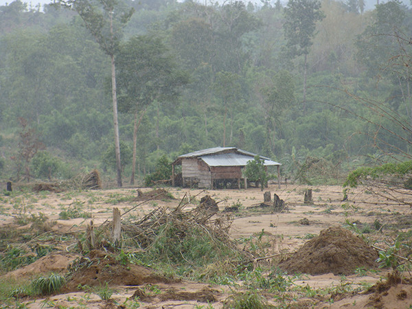 Những nhà chòi của người dân hai bên suối sáng nay bị ngập và cô lập hoàn toàn_Ảnh: L.Đ.Dũng