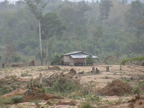 Những nhà chòi của người dân hai bên suối sáng nay bị ngập và cô lập hoàn toàn_Ảnh: L.Đ.Dũng