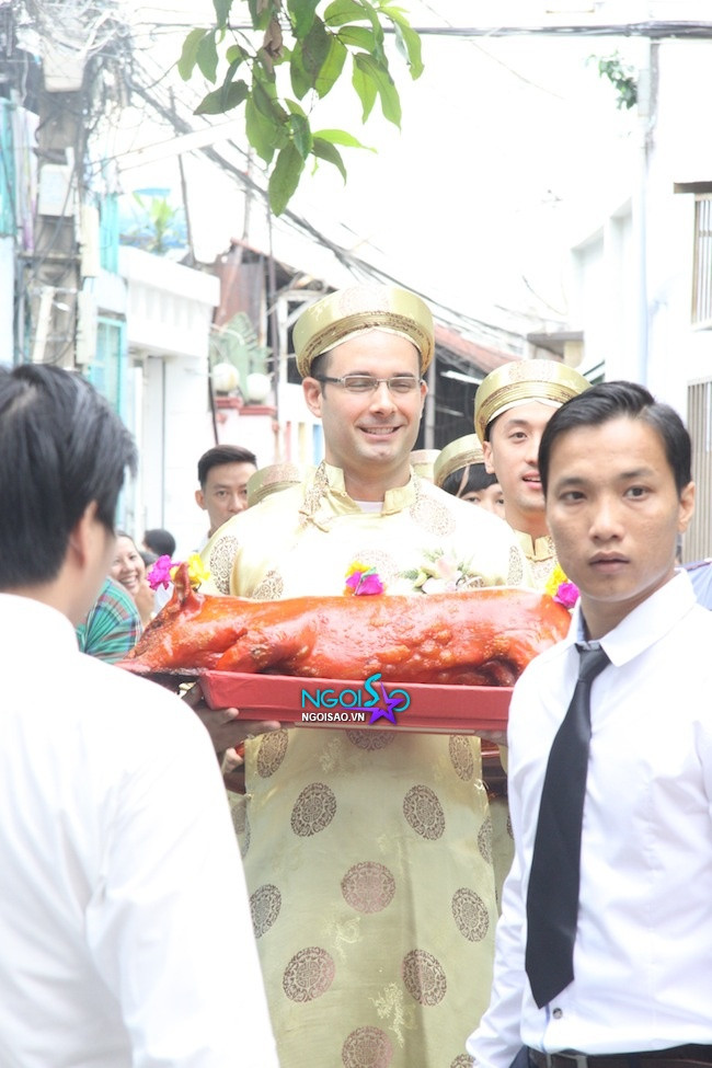 Đội bê lễ đang tiến vào nhà Hà Tăng