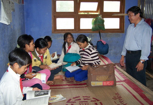 Hiệu trưởng Lê Xuân Sáu - Trường THCS Ngọc Wang, huyện Đăk Hà - thăm HS ở bán trú - Ảnh: Trần Thảo Nhi