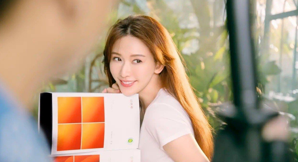 Lâm Chí Linh ở hậu trường buổi quay quảng cáo. Lâm Chí Linh ở hậu trường buổi quay quảng cáo.