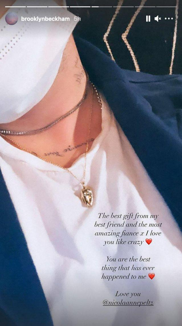 Brooklyn cũng khoe ngay tín vật tình yêu mới.