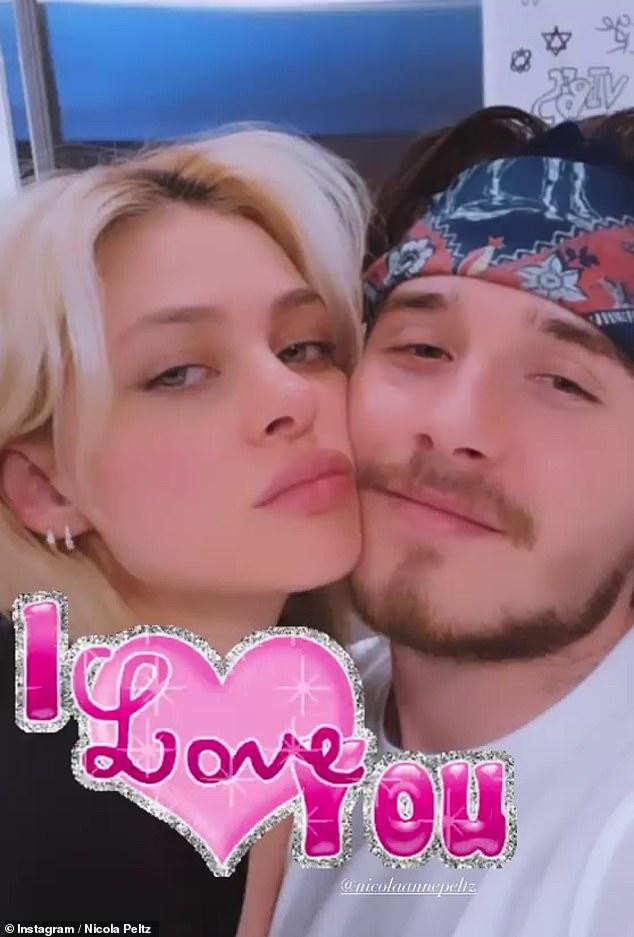 Cặp đôi trẻ "nghiện" khoe tình cảm trên mạng xã hội