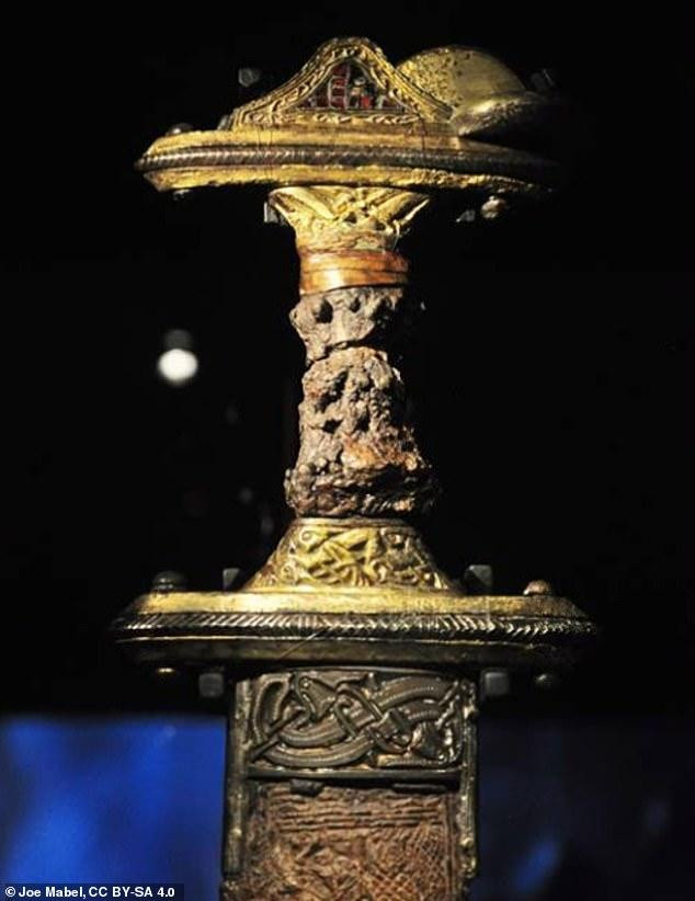 và vũ khí được trang trí cầu kỳ được tìm thấy trong mộ cổ.