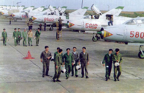 Ban đầu, toàn bộ số máy bay được biên chế vào Trung đoàn không quân 923 đóng tại Thọ Xuân, Thanh Hóa. Tới tháng 3/1989, có thêm Trung đoàn 937 (căn cứ ở Phan Rang) tiếp nhận sử dụng Su-22M4