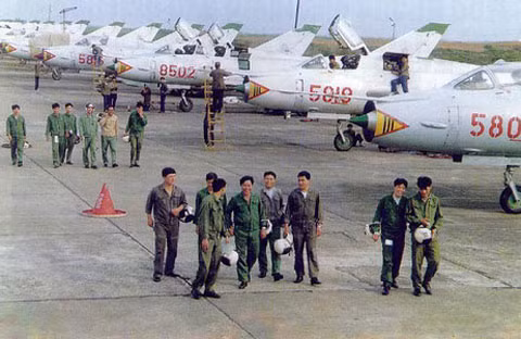 Ban đầu, toàn bộ số máy bay được biên chế vào Trung đoàn không quân 923 đóng tại Thọ Xuân, Thanh Hóa. Tới tháng 3/1989, có thêm Trung đoàn 937 (căn cứ ở Phan Rang) tiếp nhận sử dụng Su-22M4